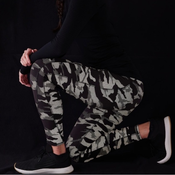 Athleta Pants - Athleta Rainier Reflective Tights Size S Camo Lux Reflective Black